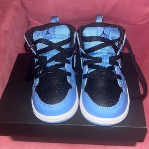 Jordan 1 Mid university blue